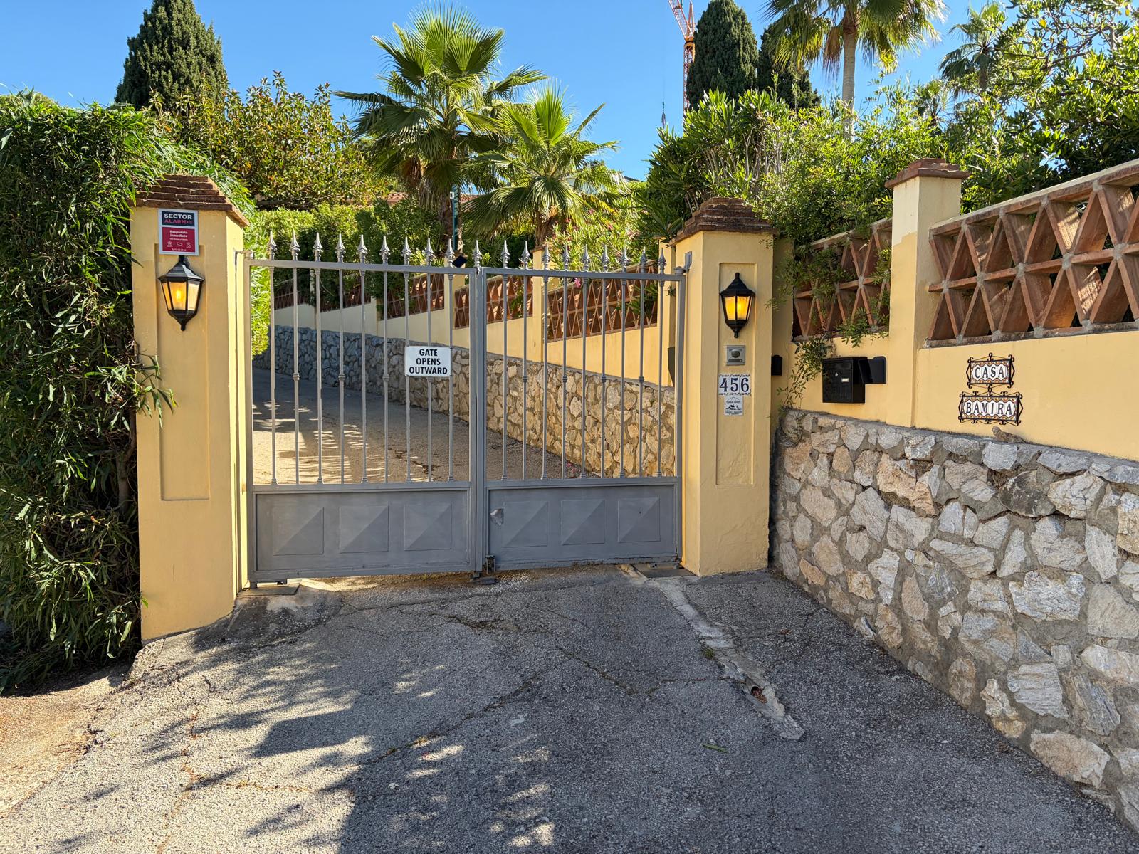 Eingangstor Casa BaMiRa